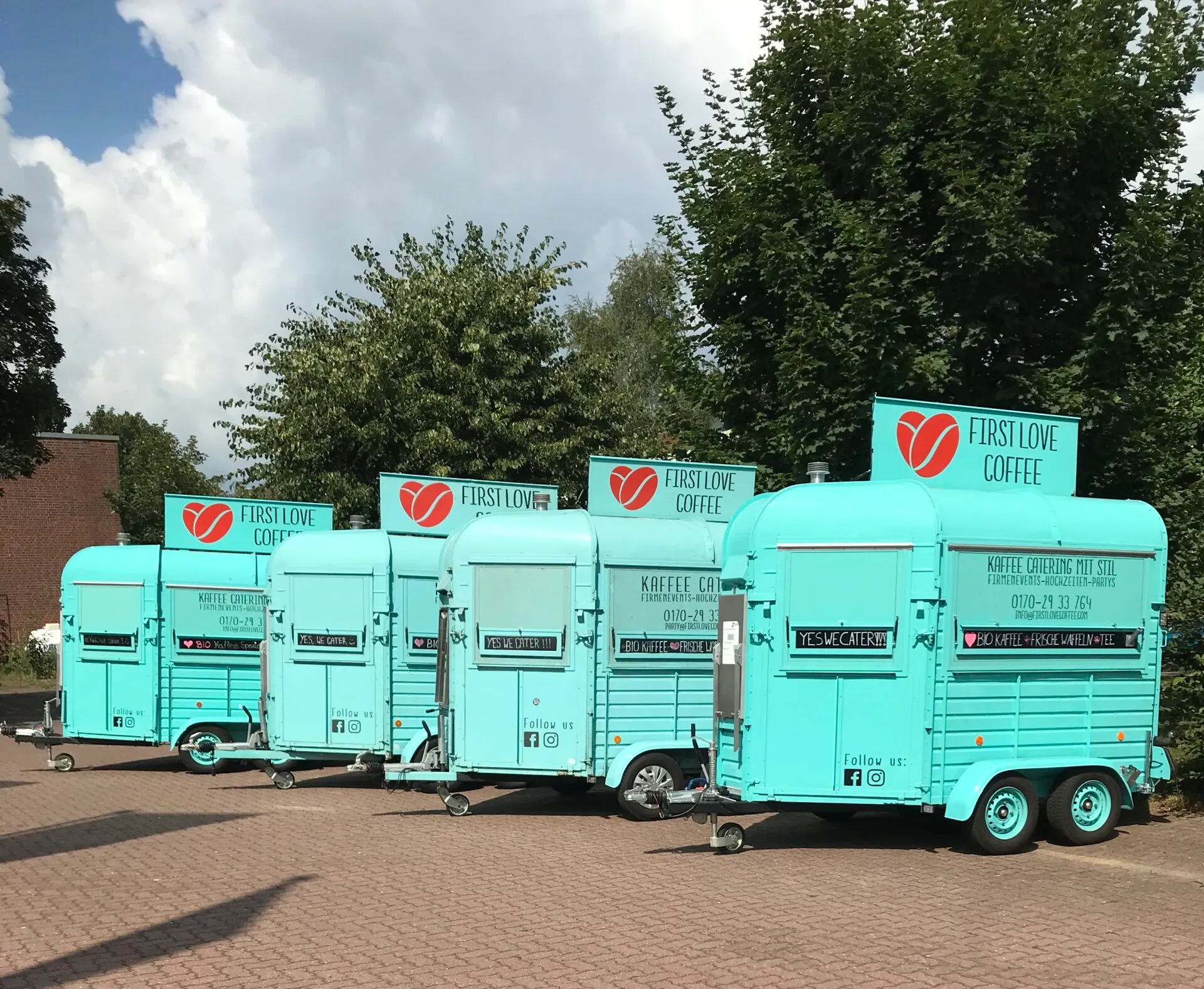 Die FirstLoveCoffee Anhänger-Flotte - vier türkise Kaffeeanhänger nebeneinander