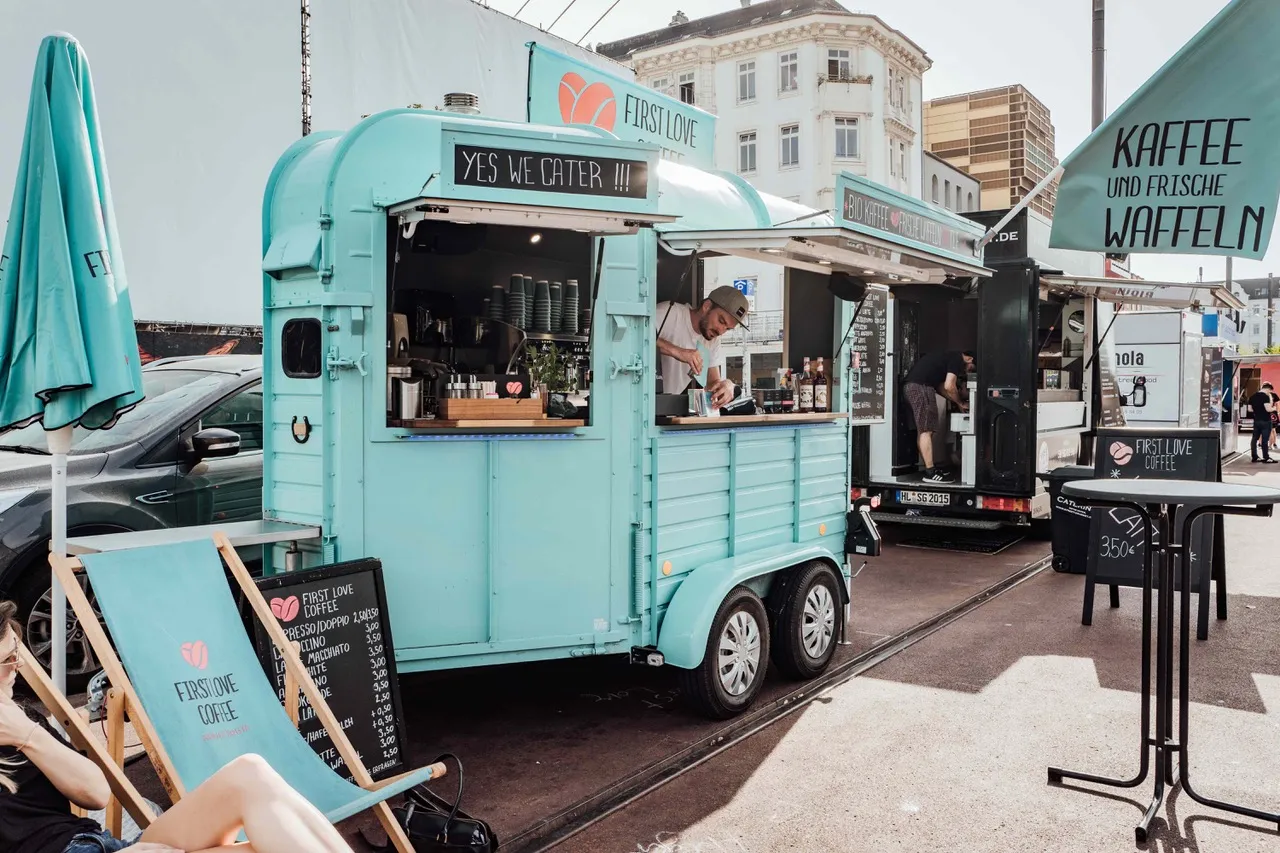 FirstLoveCoffee türkiser Kaffeeanhänger mit Barista Paul