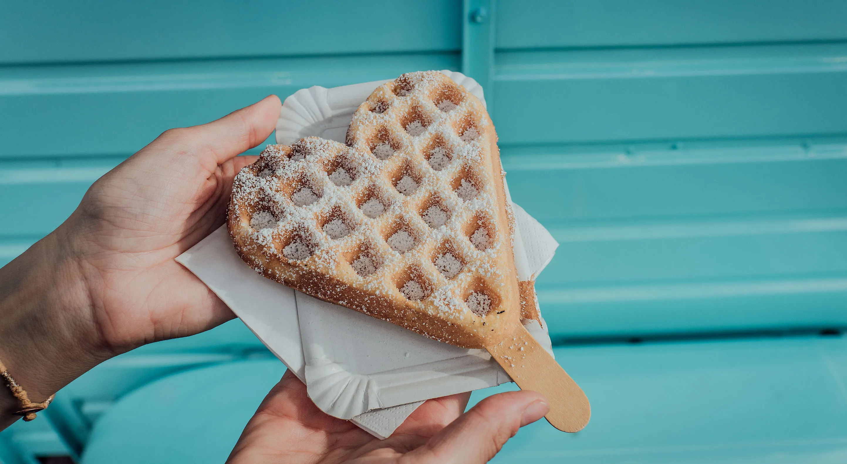 Herzwaffel am Stiel mit Puderzucker