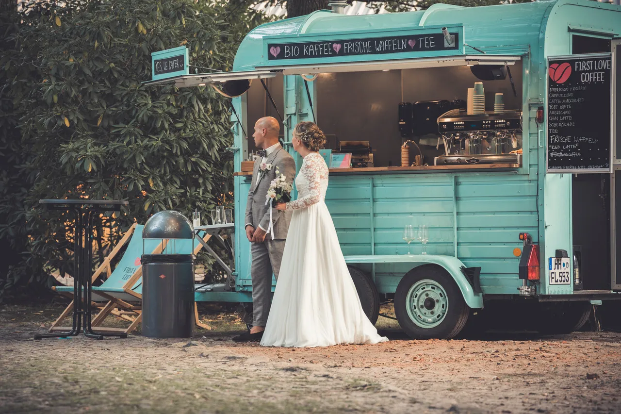 Brautpaar vor dem FirstLoveCoffee Kaffeeanhänger