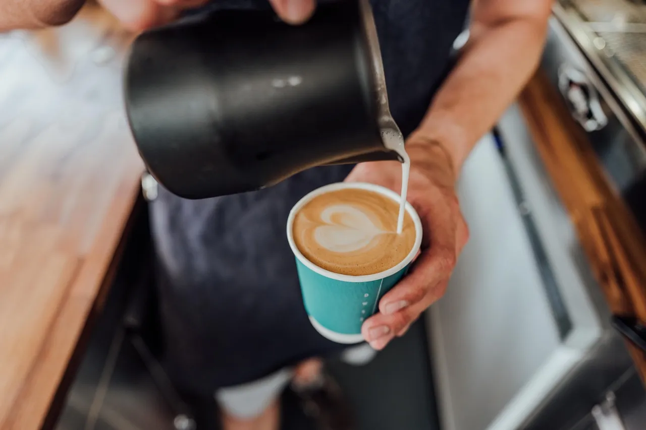 FirstLoveCoffee Barista an der Siebträgermaschine