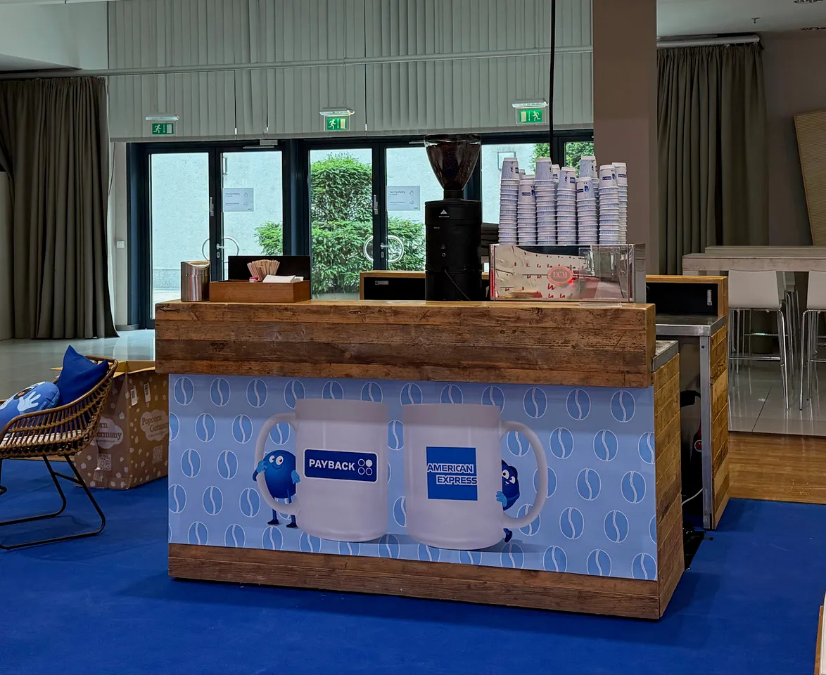 Gebrandeter Messestand mit FirstLoveCoffee Kaffeebar