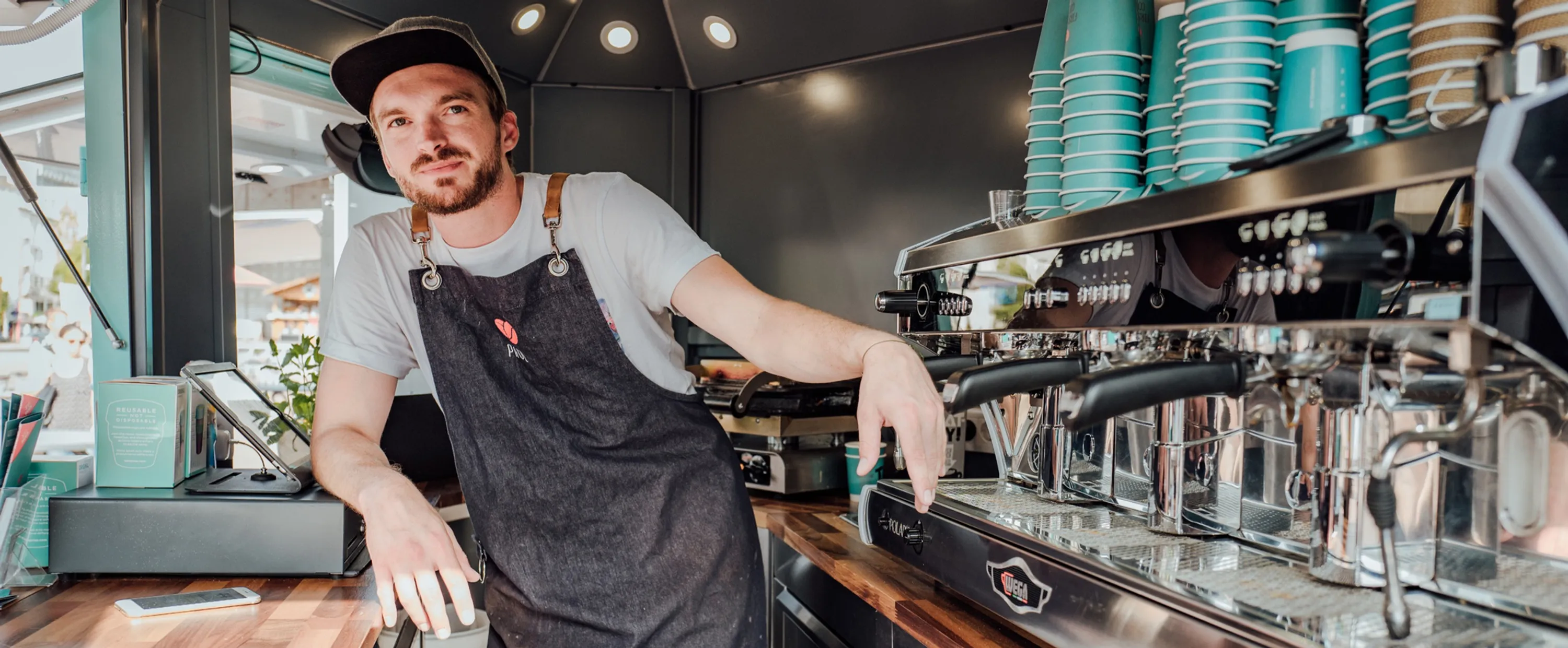Barista Paul an der Espressomaschine im FirstLoveCoffee Anhänger