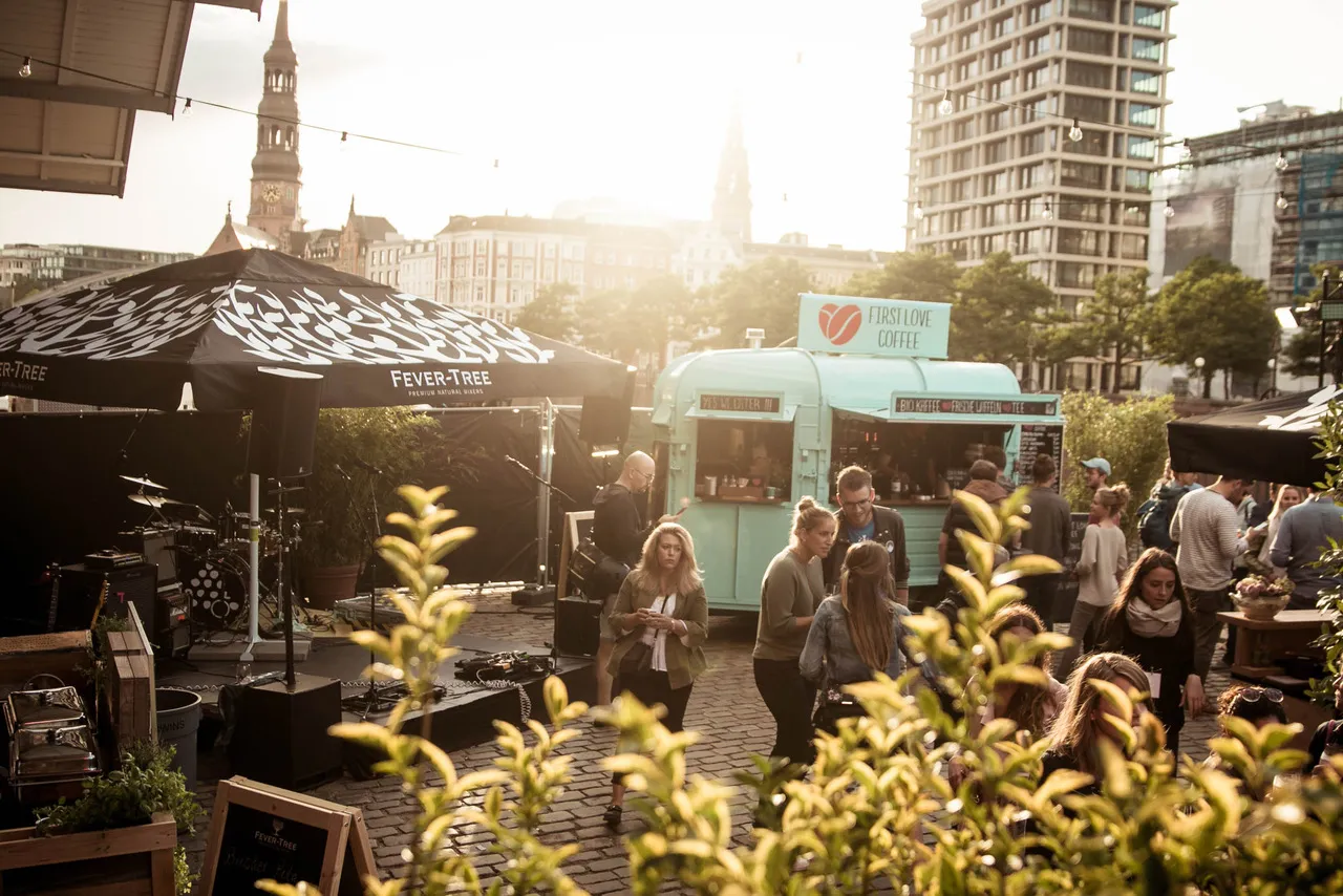Türkiser FirstLoveCoffee Kaffeeanhänger auf einem Event
