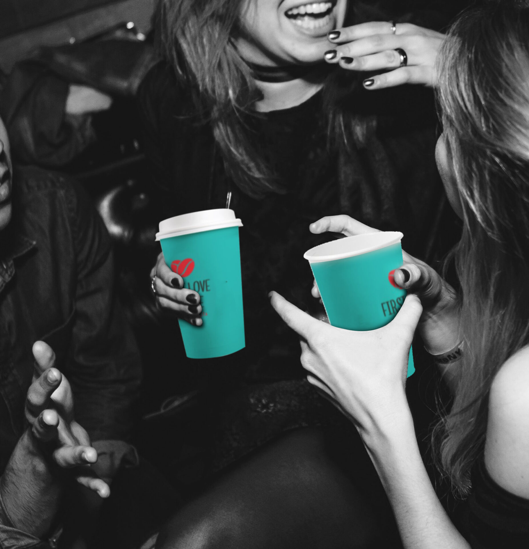 Zwei Frauen unterhalten sich und haben FirstLoveCoffee Becher in der Hand