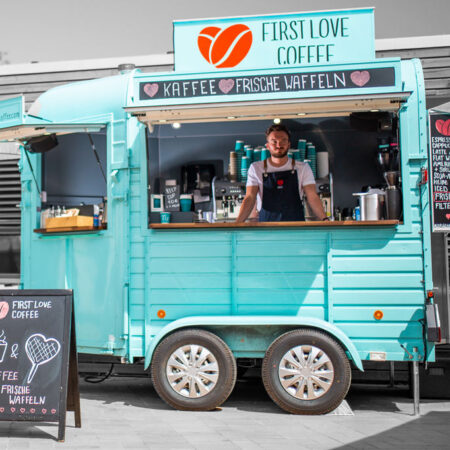 männlicher Barista in unserem FirstLoveCoffee Anhänger