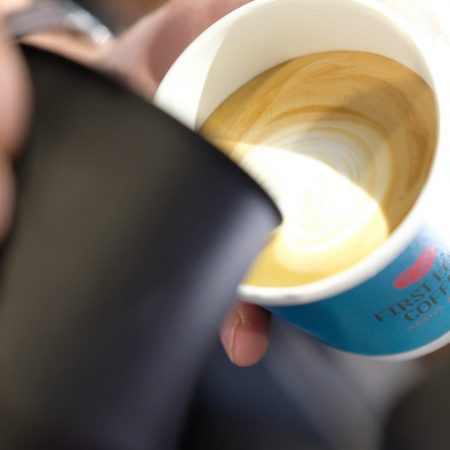 Barista füllt einen Kaffee ein