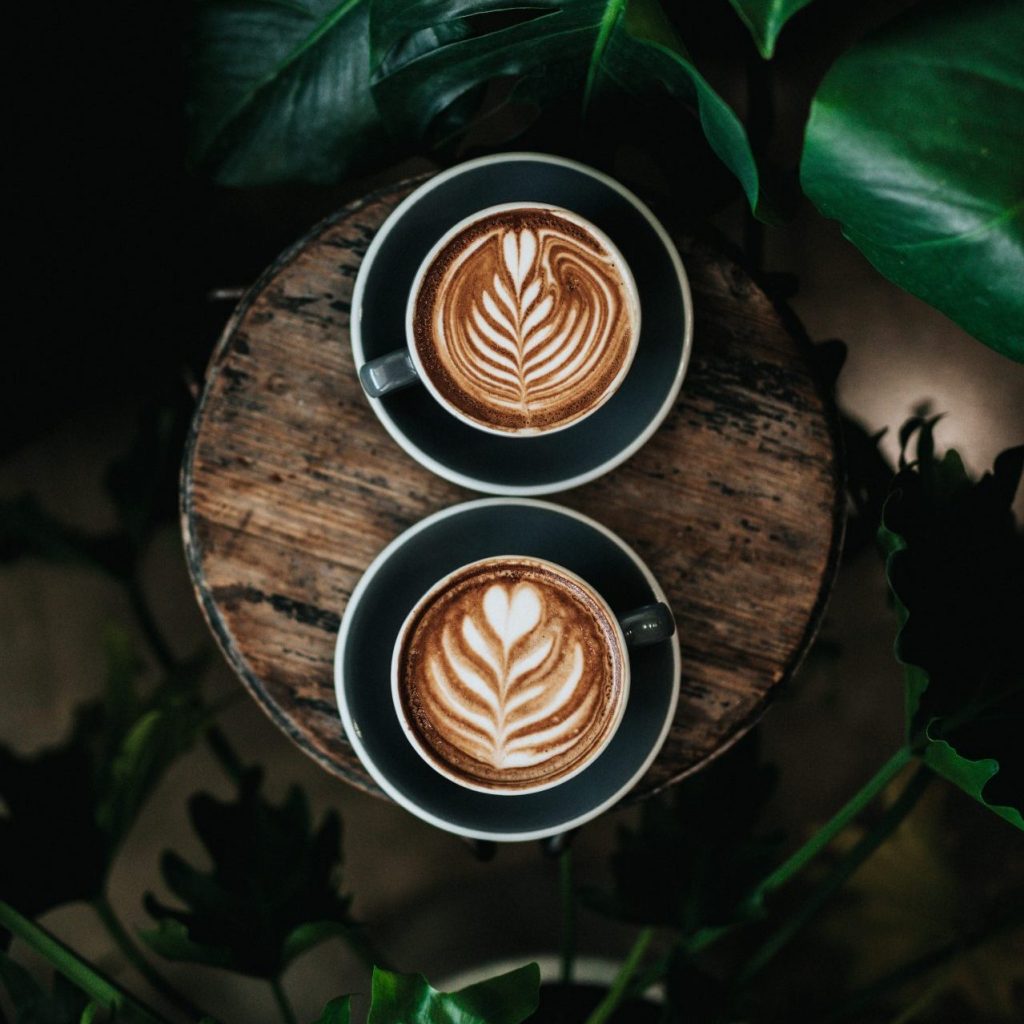 Kaffee Catering Latte Art in zwei Tassen