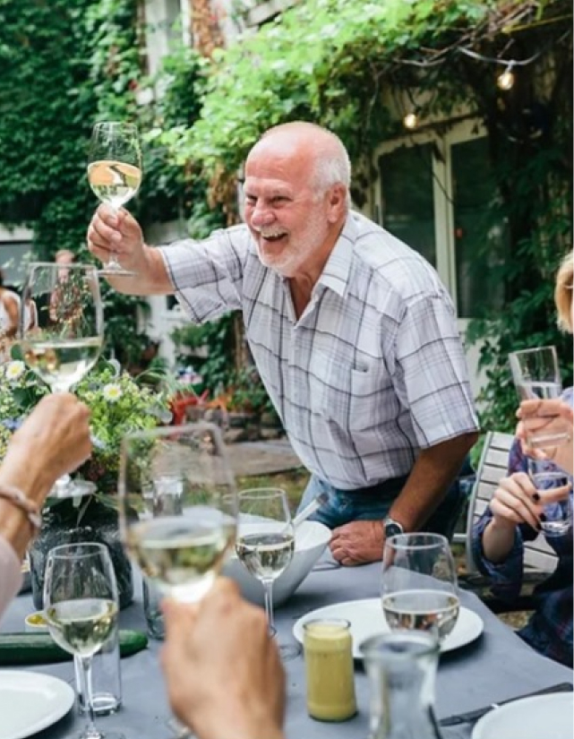 Private Geburtstagsfeier anstroßen