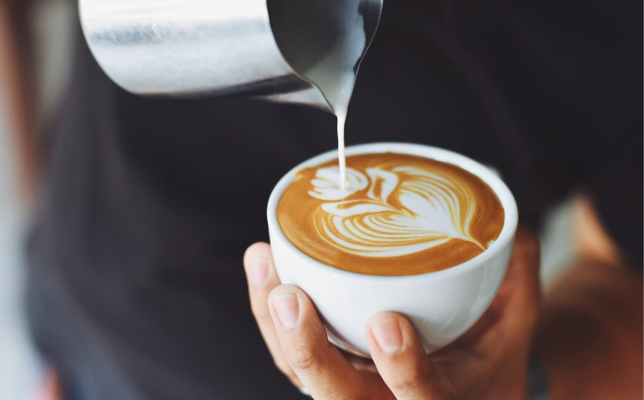 Latte Art bei einem Barista