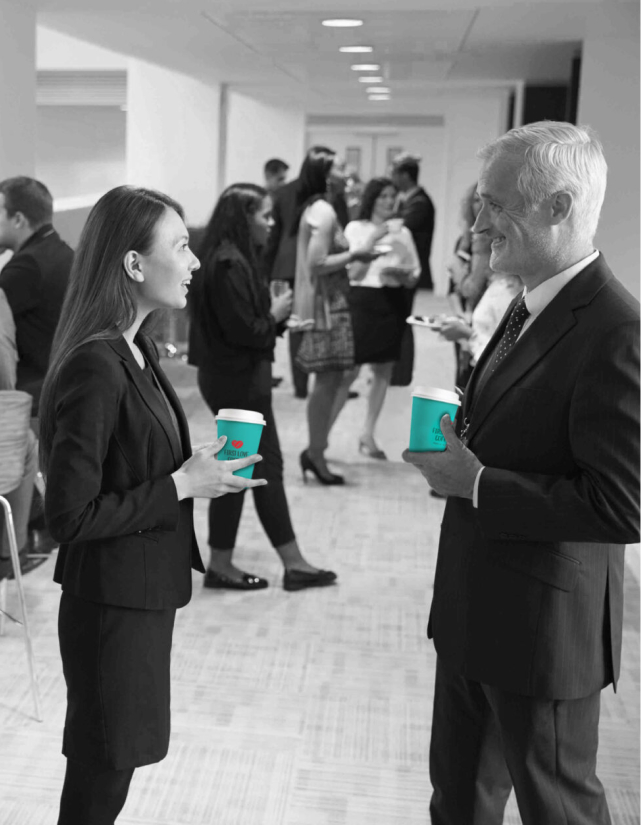 Kunden Meeting in einer Agentur mit First Love Coffee Bechern