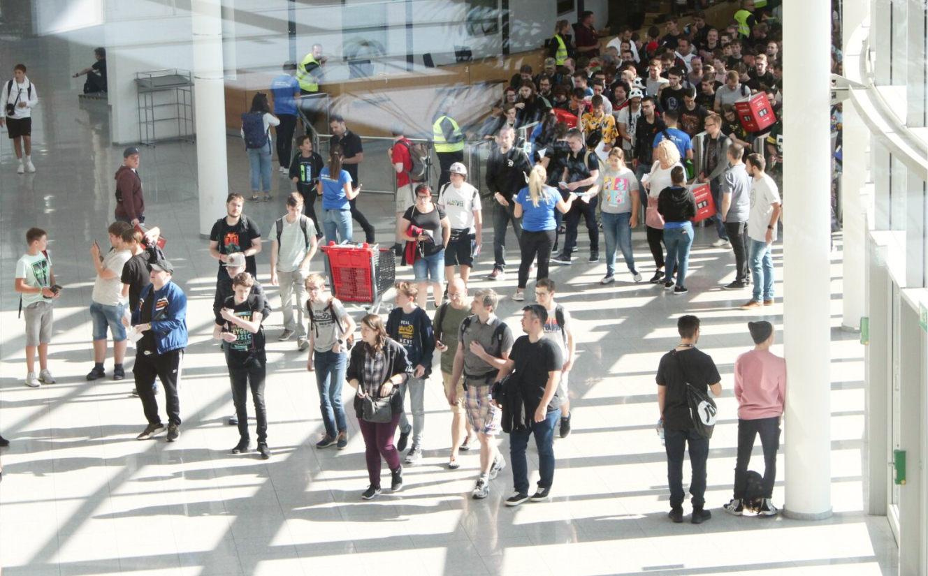 Viele Menschen auf einer Messe, Messebesucher