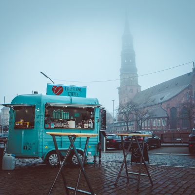 FirstLoveCoffee Kaffeeanhänger vor einer Kirche im Nebel