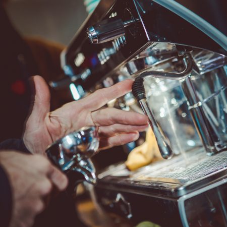 Barista Catering - Leveln von Kaffeepulver