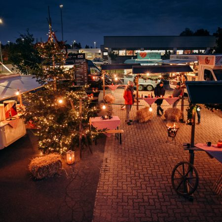 Weihnachtsmarkt mit Besucher